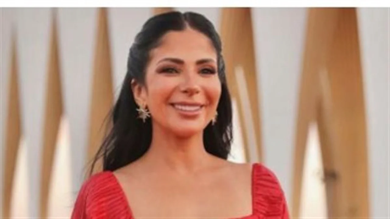 إطلالات ساحرة.. هل تتربع منى زكي على عرش الموضة في مصر؟